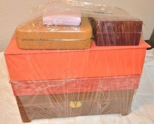 lot 266 image: Vintage jewelry box selection with assorted vintage keys.