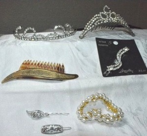 lot 269 image: Hair jewelry Includes tiaras, hair combs plus