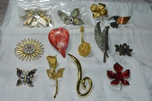 lot 270 image: (12) brooches. Varying style, materials, ages and conditions.