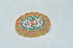 lot 271 image: Italian micro stone mosaic gold plated brooch. 1.5W