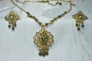 lot 274 image: Etruscan style necklace and matching poststud earrings set. 16L with 2 extender. Earrings 1.25L