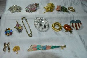 lot 281 image: (12) brooches. Varying style, materials, ages and conditions.