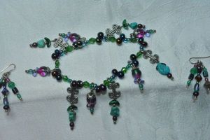 lot 284 image: Glass bead dangle and Turquoise chip stretch bracelet and ear wire earrings