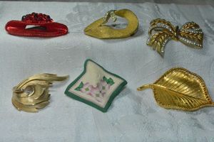 lot 289 image: Signed broochpin selection. Includes BSK, Gerrys, OTC, JJ, Trifari plus
