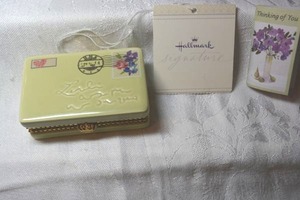 lot 291 image: Signed Hallmark ceramic Love Letter hinged keepsake box with Hallmark tag. 3L x 2D x 1H
