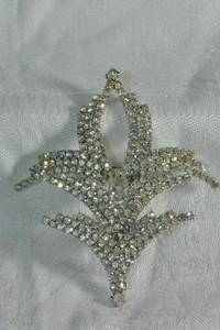 lot 203 image: Large Art Nouveau style rhinestone broochpin. 3H x 3W