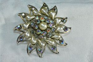 lot 205 image: Riveted vintage briolette and AB rhinestone starburst broochpin. 2.5W