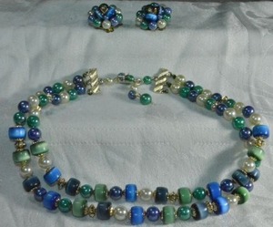 lot 215 image: Unusual mixed green and blue Thermoset MCM necklace and clip button earrings. 16L