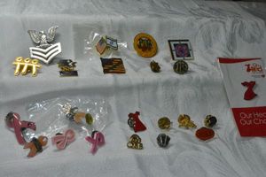lot 292 image: Lapel pin selection.