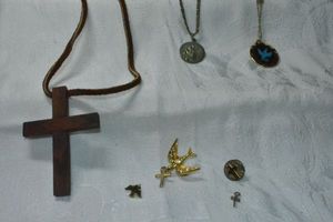 lot 293 image: Religious jewelry. Includes Pope Paul VI (1963-1978) pendant necklace, wooden cross, peace dove pin plus