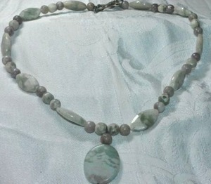 lot 307 image: Green Moonstone and Amethyst rough bead necklace. Toggle clasp.