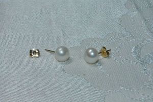 lot 321 image: 10K yellow gold button pearl earrings. Marked 10K on both posts and butterfly backs