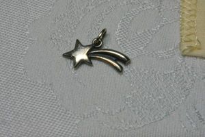 lot 329 image: Sterling Silver James Avery shooting star pendantcharm. Marked 925 with James Avery logo on reverse. With keepsake pouch. 34W