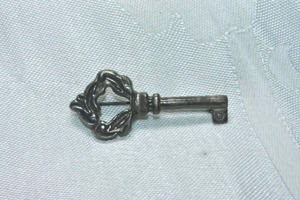lot 332 image: Sterling Silver figural key form broochpin. Marked 925 on reverse. 2L