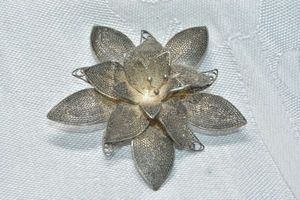 lot 333 image: Sterling Silver antique Silesian wirework broochpin in flower form. Marked 925 on reverse. 2W