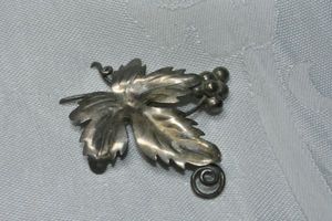 lot 334 image: Sterling Silver Taxco figural grape leaf and grapes form. Marked 925 Mexico and artisans code on reverse. 2L