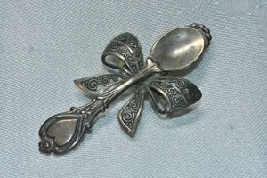 lot 335 image: Sterling Silver broochpin in spoon form. Unmarked. Mark likely under bale. 2.75L
