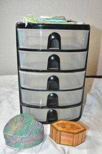 lot 343 image: Plastic 6-drawer organizer and jewelry pouches, boxes