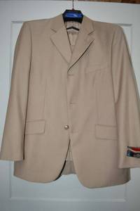 lot 96 image: 2-piece suit by Gulliano Couture Super 150s. Size 36S30S Vito, Tan color. Looks New Never Worn, pants havent been tailored.