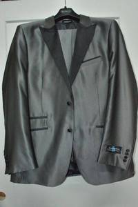 lot 93 image: 2-piece suit by Steve Harvey. Size 44L38L SAINT. Looks New Never Worn, pants havent been tailored.