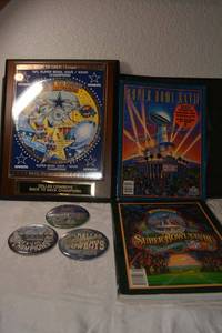 lot 143 image: Dallas Cowboys Back to Back Champs plaque, Superbowl programs and buttons