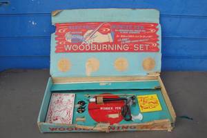lot 29 image: Vintage Electric Wounder Pen Woodburning Craft Set Including Wounder Pen, 2-Woodburning Titles, Paint Dish And Extra Points, #693