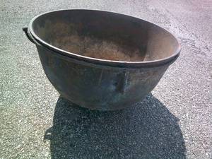lot 40 image: 3-Footed, 24-Rd x 15-H, ANTIQUE CAST IRON CAULDRON, KETTLE, COWBOY POT Marked XXV-MS WLoop Handles