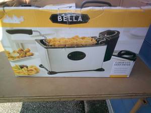 lot 47 image: Bella-Large Electric 3.5-L Deep Fryer With Basket, Power Cord, And Manual Recipe Guide