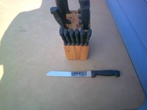 lot 46 image: Lot- Gourmet Traditions 14-Piece Butcher Block Knife Set