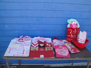 lot 87 image: Lot Of Mixed Valentines Items, See Photos