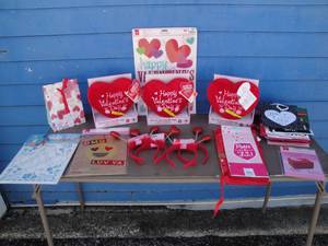 lot 93 image: Lot Of Mixed Valentines Items, See Photos
