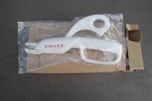 lot 104 image: Singer Battery Powered Smart Scissors, Unused In Package