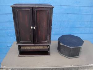 lot 107 image: Vintage 2-Door Jewelry Cabinet With Mirror And Pull Out Compartments, About 15 x 7 27 , And Hexagon Pedestal About 12 x 6