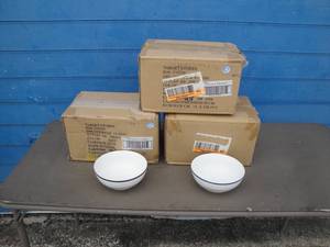 lot 125 image: Lot Of 24 - 6-12 Black And White Bowls