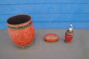 lot 119 image: Lot Of Matching Bathroom Items, Trash Can, Soap Dispenser And Powder  Trinket Box