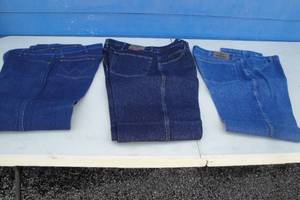 lot 27 image: 3-Pair Of Wrangler Jeans, Size 36 x 32, Good Condition, Like New- Note  3 x Money