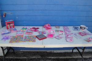 lot 32 image: Lot-Mixed Valentine Items