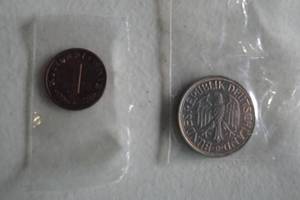 lot 72 image: 2-Vintage German Coins, 1-Detdche Mark 1977 And 1-Bronze 1939 A-1 Reich 5 pfennig