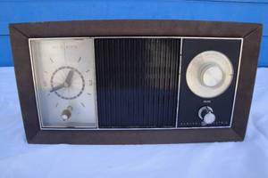 lot 95 image: Vintage General Electric Solid-State Radio  Alarm Clock
