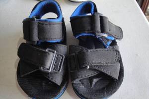 lot 97 image: 2-Pair Of Baby Shoes, Mixes Sizes And Styles