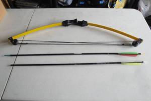 lot 147 image: Barnett Lil Banshee Jr. Compound Archery Bow Yellow- Youth Kids Size, With 2-Arrows, 1-With Screw On tip, 1-Without