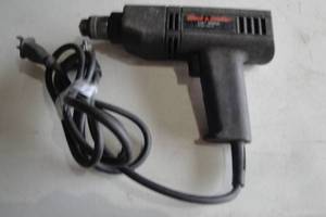 lot 186 image: Black & Decker 14 Single Speed Electric Drill With Chuck, Model 7043