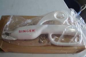 lot 220 image: Singer Battery Smart Scissors-Look Unused, In Box