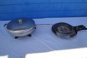 lot 246 image: Farber Ware Electric Skillet And Set Of 3 Frying Pans, 1-8, 1-10 and 1-12