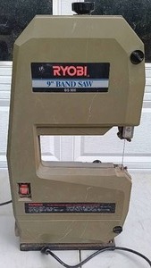 lot 7 image: RYOBI 9 Rapidset Tabletop Bandsaw Model BS 900---Works---Ground prong on outlet is broken (pic 8)