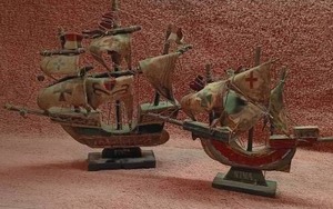 lot 14 image: Vintage Handmade Wooden Nina & Pinta Ships