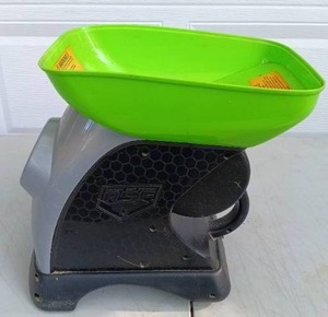 lot 22 image: Franklin Pet  Ready Set Fetch Tennis Ball Launcher