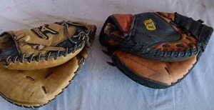 lot 77 image: Mizuno and Wilson A500 Youth Catchers Mitts