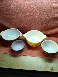 lot 92 image: 3 Vintage Pyrex and 1 Vintage Fire King Bowl