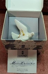 lot 103 image: Lladro Flying Dove Christmas Ornament #06267 in Original Box